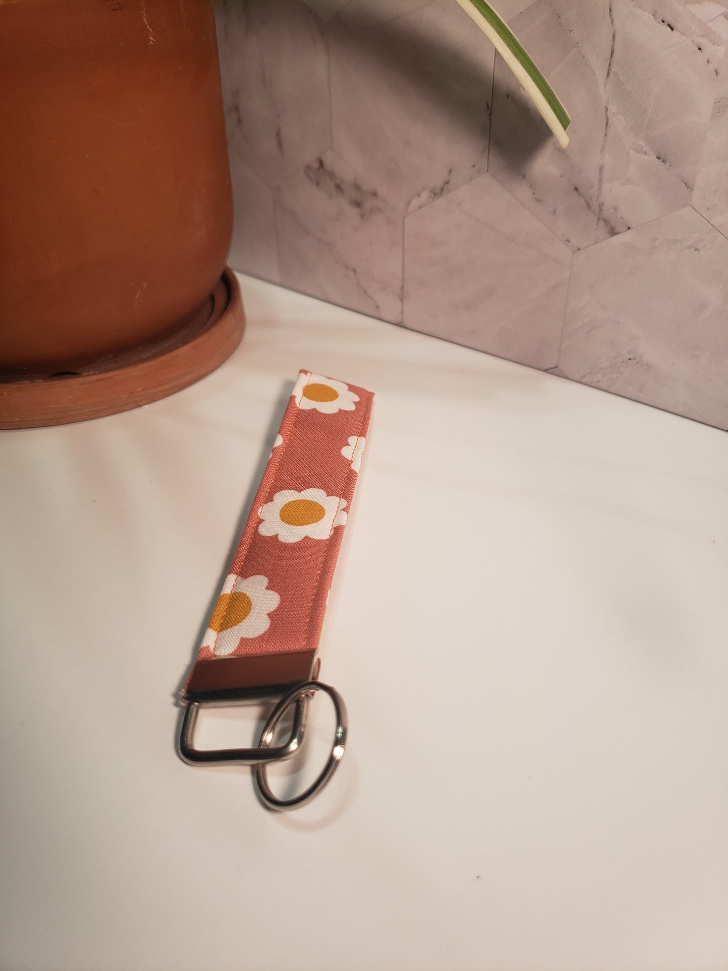 Daisy Cotton Wristlet Stap